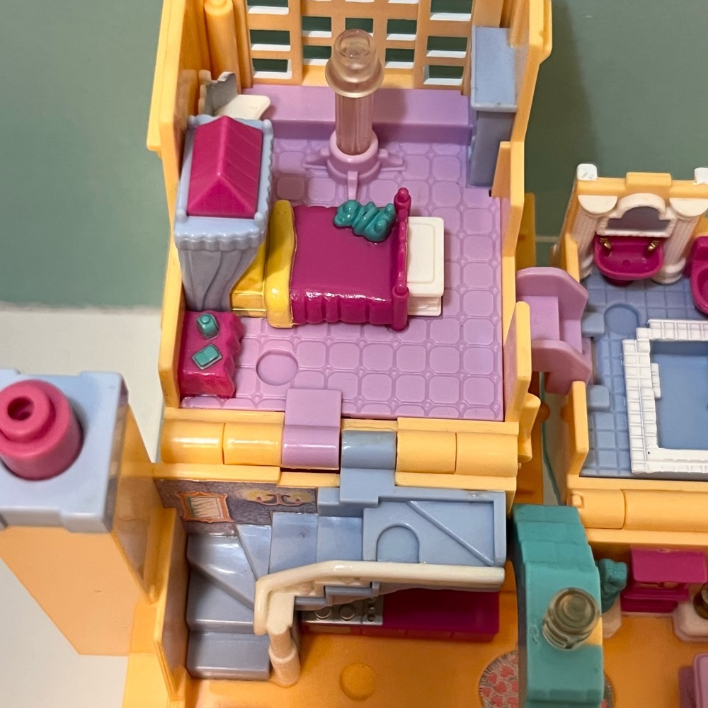 Vintage Polly Pocket 1994 Light Up Hotel with three dolls and some lights - Picture 5 of 8